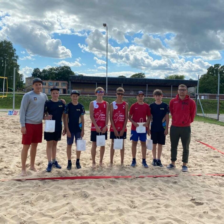 Skolas volejbola komanda pēc sacensībām ar diplomiem