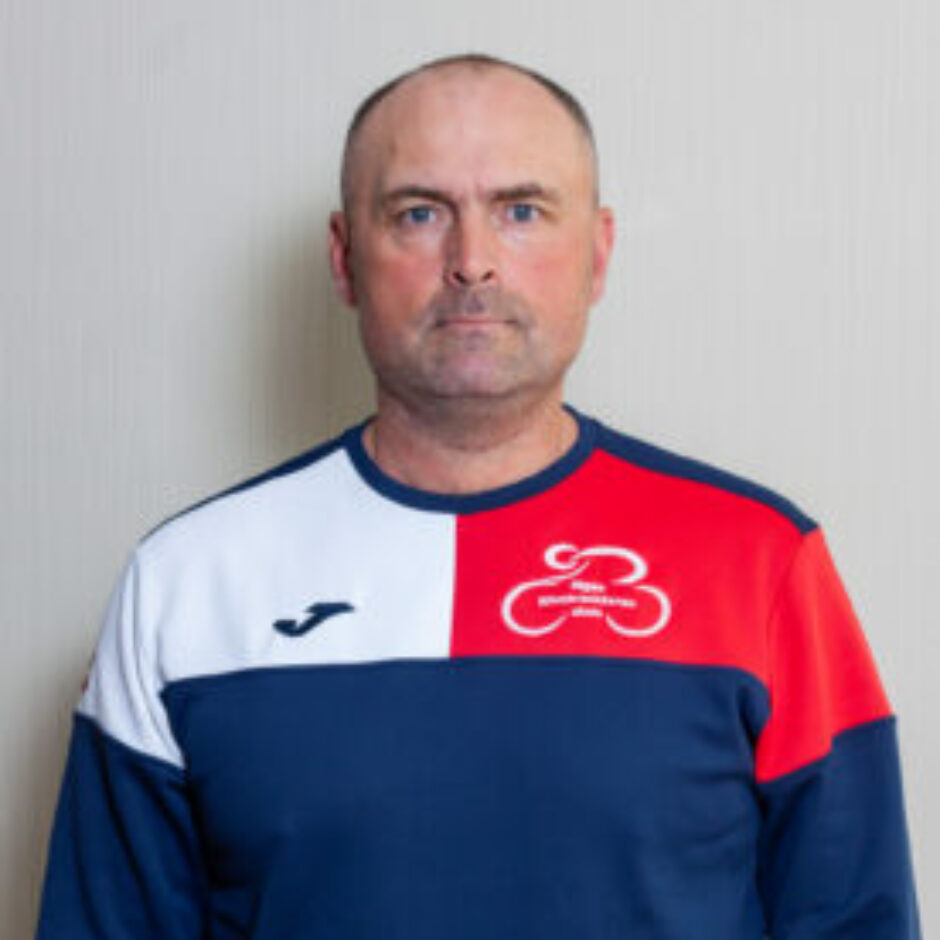 Trenera foto skolas formas tērpā